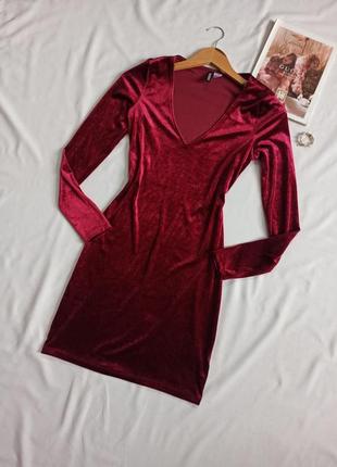 Бордовое велюровое/бархатное платье с длинным рукавом и треугольным декольте