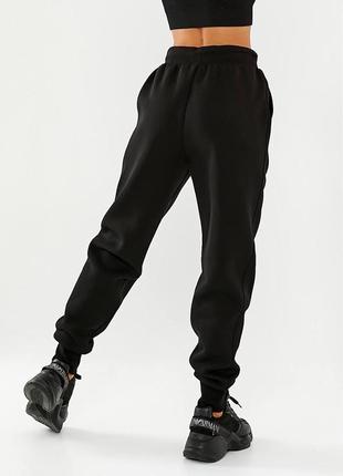 Утепленные спортивные штаны на флисе с резинкой в талии с кошенями с высокими манжетами из низа брюк3 фото