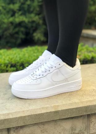 Зимние женские кроссовки nike air force 1 low winter white fur белого цвета с мехом