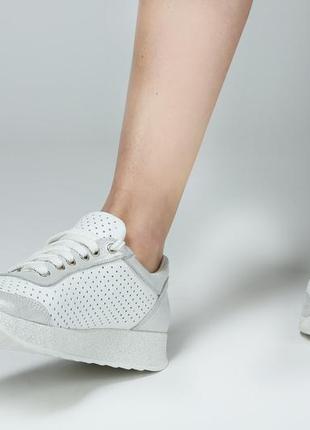 Жіночі легкі шкіряні кросівки з перфорацією світлі натуральна шкіра5 фото