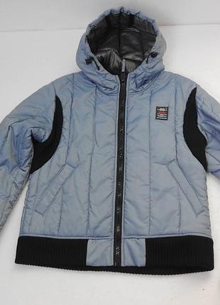 Коротка куртка сталевого кольору з трикотажними вставками.