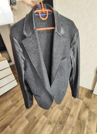 Серый пиджак с кожаными рукавами и вставками