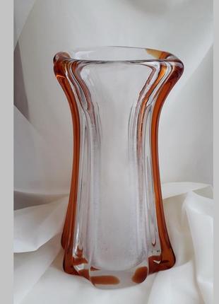 Винтажная тяжелая   ваза гнутое цветное стекло.