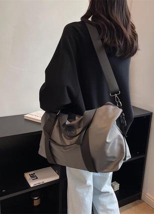 Спортивна дорожня жіноча сумка сіра5 фото