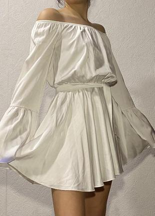 Атласное шелковое платье платье с открытыми плечами клеш летнее