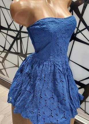 Шикарное платье бюстье из прошвы abercrombie&fitch цвета синий электрик 42-46