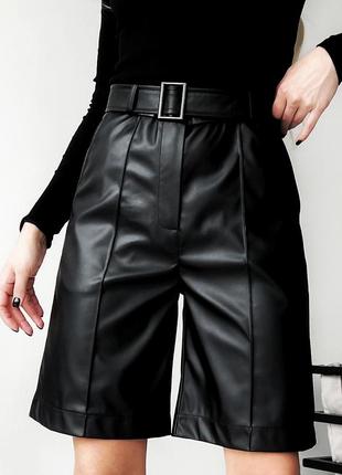Стильные кожаные женские шорты бермуды шорты-бермуды черные женские шорты эко-кожа удлиненные шорты длинные классические женские шорты с поясом