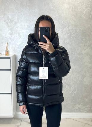 Куртка пуховик в стиле moncler с капюшоном черная зима лаке