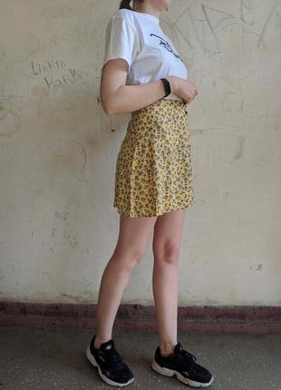 Натуральная короткая летняя юбка в цветочный принт h&m, юбка трапеция, юбка на пуговицах2 фото