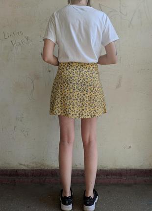 Натуральная короткая летняя юбка в цветочный принт h&m, юбка трапеция, юбка на пуговицах4 фото