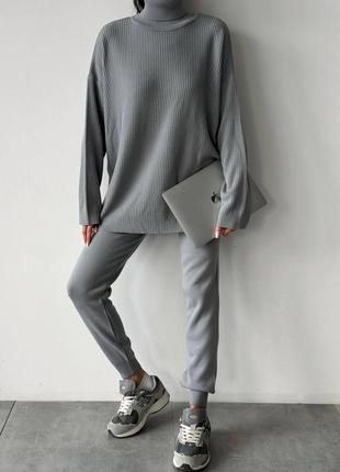 Спортивный костюм оверсайз с свитором под горло с брюками высокой посадкой