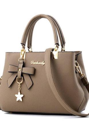 Модная женская сумка с брелоком коричневый2 фото