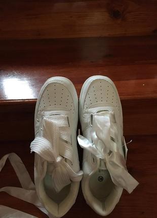 Білі кросівки5 фото