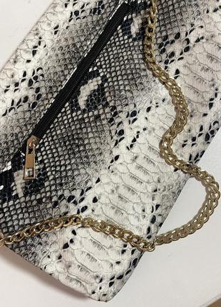 Женская сумка - клатч в черно-белом цвете под змею6 фото