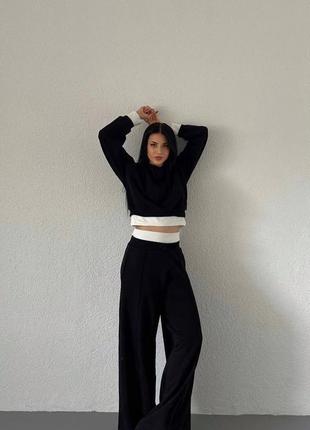 Теплый костюм с белым поясом из клэш брюки с высокой посаткой