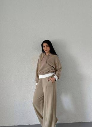 Теплый костюм с белым поясом из клэш брюки с высокой посаткой