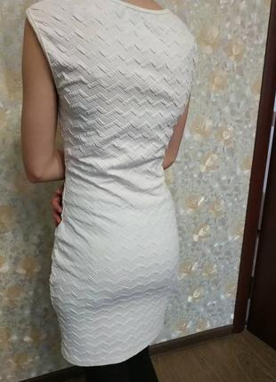 Крассивое приталенное платье миди  белого цвета с кружевом размер s- m8 фото