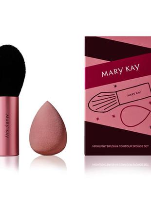 Набір з пензля для хайлайтеру та спонжу для контурингу mary kay. подарункова коробка