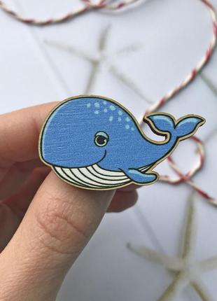 Деревянный значок «синий кит»