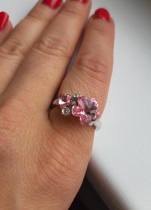 Кільце "квіти" біла позолота з рожевим кристалом