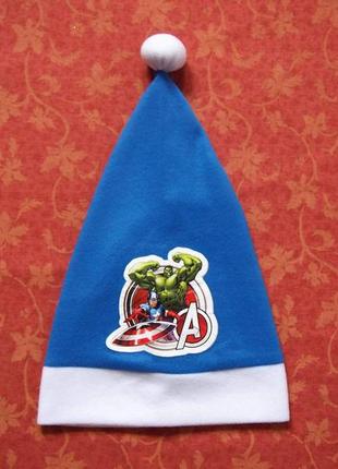 Продаю! 3-5 лет шапка карнавальная санта, халк и капитан америка, мстители, avengers marvel, б/у.