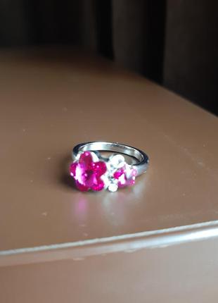 Кольцо с малиновым кристаллом в флористическом стиле