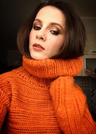 Укороченный вязаный свитер насыщенного оранжевого цвета