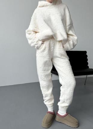 Домашний теплый женский костюм в пижамном стиле молочного цвета в универсальном размере ткань тедди трикотаж5 фото