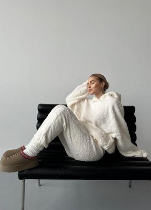 Домашний теплый женский костюм в пижамном стиле молочного цвета в универсальном размере ткань тедди трикотаж6 фото