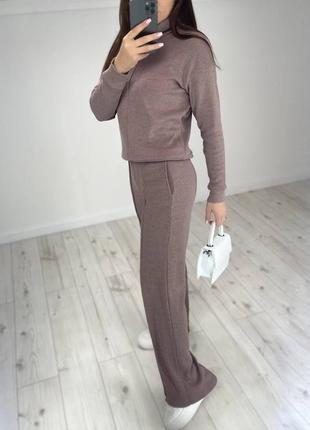 Повседневный трикотажный костюм с декоративными стрелками с свитером с воротником хомутом со свободными брюками с резинкой в талии2 фото
