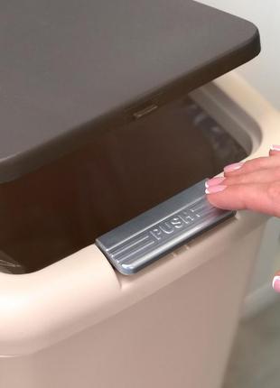 Ведро для мусора с крышкой и педалью