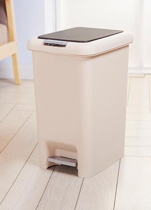 Ведро для мусора с крышкой и педалью