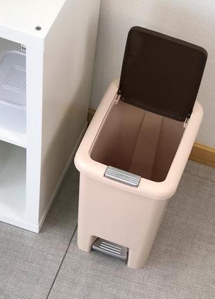 Ведро для мусора с крышкой и педалью