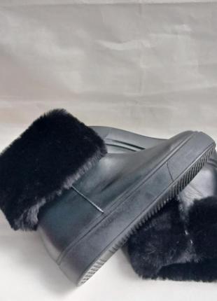 Женские ботинки - выполнены из натуральной кожи черного цвета с меховой опушкой.9 фото