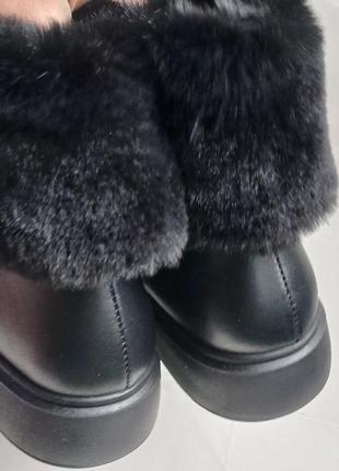 Женские ботинки - выполнены из натуральной кожи черного цвета с меховой опушкой.4 фото