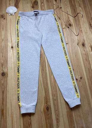 Спортивные штаны Tommy hilfiger с лампасами из новых коллекций