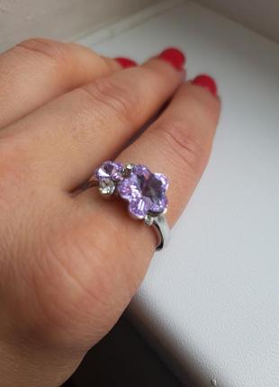 Кольцо белое с сиреневыми кристаллами