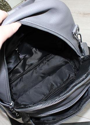 Вместительный женский рюкзак с карманами