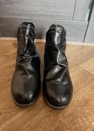 Ботинки ботильйони нові чорні легенькі жіночі дівчачі дешево осінні весняні каблук низька хода на замку2 фото