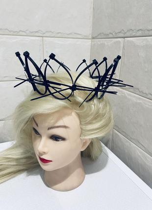 Корона кругла монстра с шипами колючками