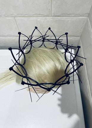 Корона кругла монстра с шипами колючками