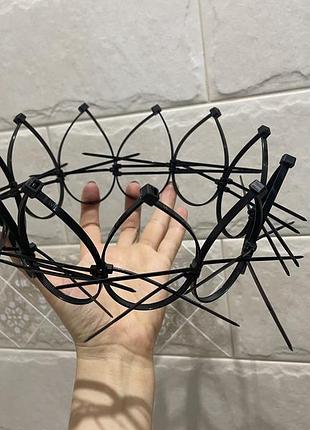 Корона кругла монстра с шипами колючками