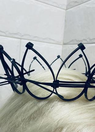 Корона кругла монстра с шипами колючками