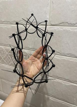 Корона кругла монстра с шипами колючками