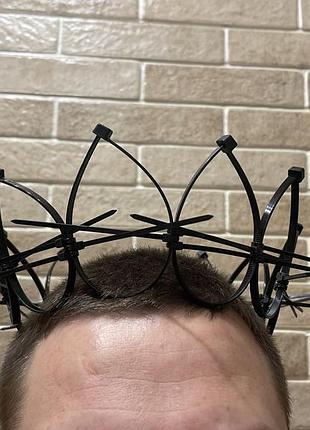 Корона кругла монстра с шипами колючками
