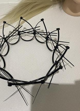 Корона кругла монстра с шипами колючками