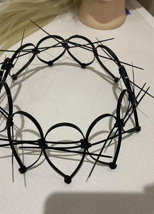 Корона кругла монстра с шипами колючками