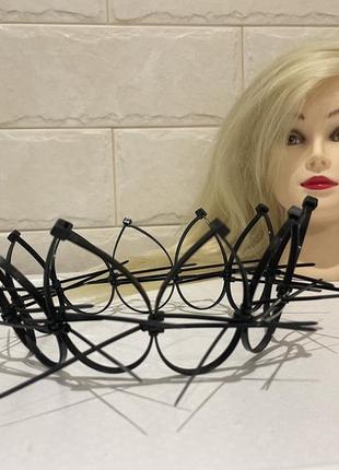 Корона кругла монстра с шипами колючками