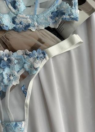 Комплект нижнего белья в цветочный принт вышивка кружево на резинке бюст с косточками стринги бикини10 фото