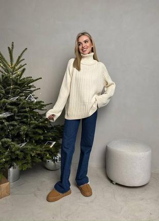 Удлиненный базовый современный молочный свитер из плотного трикотажного полотна в крупный рубчик 2025 фото